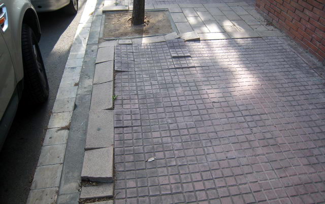 Estado lamentable de las baldosas en la acera monta�a de la calle dels Tellinaires de Central Mar (Gav� Mar) entre la calle Garraf y la calle Palafrugell (25 Mayo 2009)