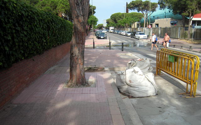 Vorera muntanya del carrer Tellinaires de Central Mar (Gav� Mar) entre el carrer Garraf i el carrer Palafrugell arranjada per l'Ajuntament de Gav� (16 Juny 2009)