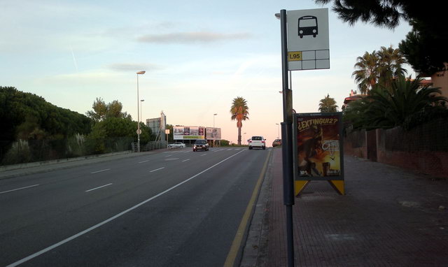 Nova parada de la l�nia d'autob�s L-95 a la vorera mar de l'avinguda d'Europa de Gav� Mar (entre l'avinguda del mar i el carrer de Garraf) (8 octubre 2011)