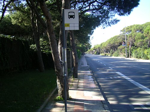 Una de las paradas de autobús situadas en el norte de la avenida Europa de Gavà Mar