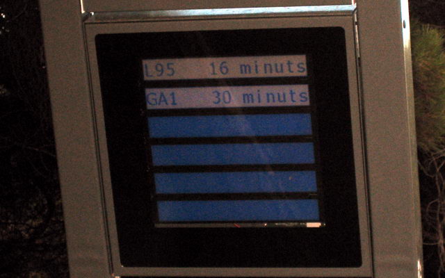 Pantalla de la parada d'autob�s solar d'informaci� din�mica instal�lada per l'EMT a l'avinguda d'Europa de Gav� Mar que mostra uns temps d'espera for�a elevats (5 d'Octubre de 2009)