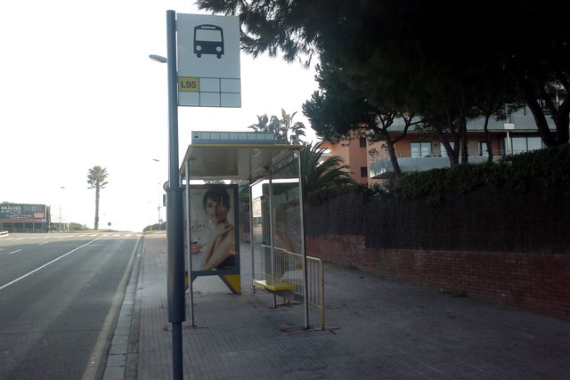 Imatge de la nova marquesina que s'est� instal�lant a la parada d'autob�s de la l�nia L-95 a la vorera mar de l'avinguda d'Europa de Gav� Mar (entre l'avinguda del mar i el carrer de Garraf) (18 Febrer 2012)