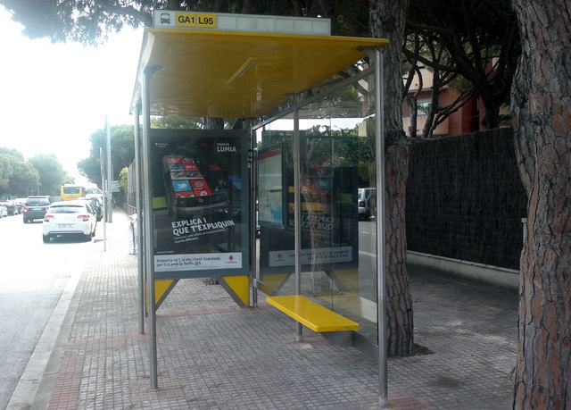 Imatge de la marquesina situada en la parada d'autob�s de les l�nies L-95 i Ga1 a la vorera mar de l'avinguda d'Europa de Gav� Mar (molt a prop del carrer de Palafrugell) (22 Juny 2012)