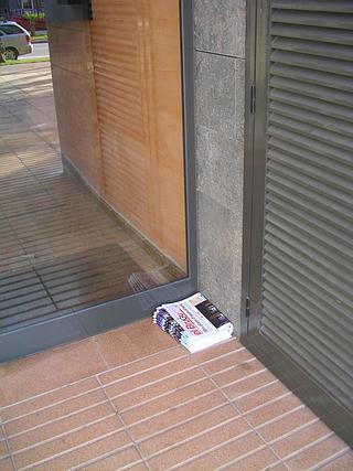La publicaci&oacute; municipal EL BRUGUERS deixada al terra (avinguda del mar) (Desembre de 2006) (Vista des de l'exterior)