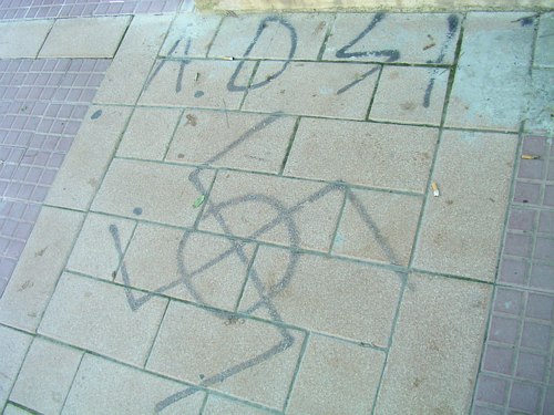 Pintada nazi a Gav&agrave; Mar (carrer Tellinaires, porta gimn&agrave;s Accura)