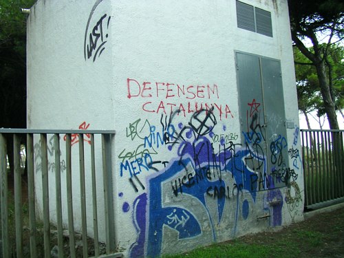 Pintada nazi a Gav&agrave; Mar (Transformador creuament carrers Tellinaires i Palafrugell)