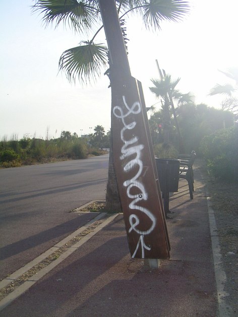 Pintada en un fanal del passeig mar&iacute;tim de Gav&agrave; Mar (Central Mar)