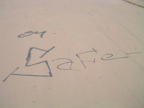 Pintada al terra del passeig mar&iacute;tim de Gav&agrave; Mar (Central Mar)