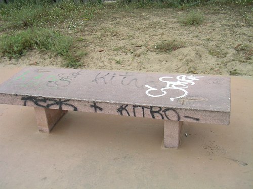 Pintada en un banc del passeig mar&iacute;tim de Gav&agrave; Mar (carrer Salou - al costat de la riera dels Canyars)