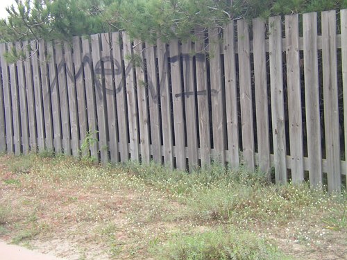 Pintada a la tanca del passeig mar&iacute;tim de Gav&agrave; Mar (carrer Salou - al costat de la riera dels Canyars)