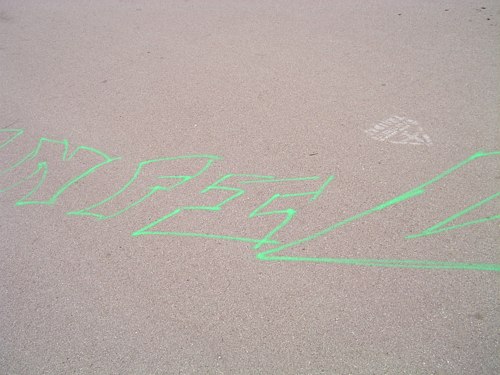 Pintada al terra del passeig mar&iacute;tim de Gav&agrave; Mar (Central Mar)