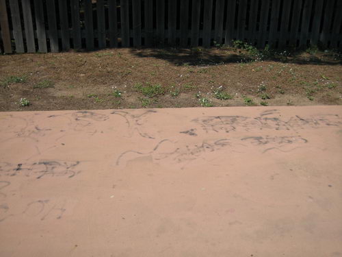 Pintada esborrada al terra del passeig mar&iacute;tim de Gav&agrave; Mar (carrer Salou - al costat de la riera dels Canyars) (Abril de 2007)