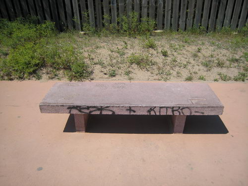 Pintada esborrada en un banc del passeig mar&iacute;tim de Gav&agrave; Mar (carrer Salou - al costat de la riera dels Canyars)