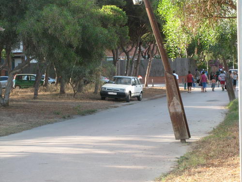 Vehicle aparcat en un carrer de vianants just al costat d'una de les pinedes de primera l&iacute;nia de mar (al costat de l'&Agrave;ccura) gr&agrave;cies a la falta d'un pil&oacute; (15 de juliol de 2007 - 18:45h)
