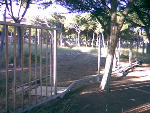 Tanca de la parcel&middot;la municipal situada al costat del parc infantil de Central Mar on falten moltes fustes perqu&egrave; van ser cremades en les fogueres de Sant Joan a Gav&agrave; Mar per inc&iacute;vics (4 de Juliol de 2008)