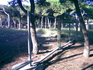 Tanca de la parcel&middot;la municipal situada al costat del parc infantil de Central Mar on falten moltes fustes perqu&egrave; van ser cremades en les fogueres de Sant Joan a Gav&agrave; Mar per inc&iacute;vics (4 de Juliol de 2008)