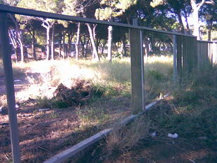 Tanca de la parcel&middot;la municipal situada al costat del parc infantil de Central Mar on falten moltes fustes perqu&egrave; van ser cremades en les fogueres de Sant Joan a Gav&agrave; Mar per inc&iacute;vics (4 de Juliol de 2008)