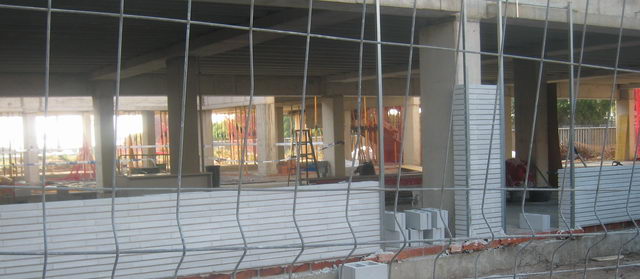 Primeros ladrillos blancos de la futura escuela pública de Gavà Mar (Diciembre de 2007)