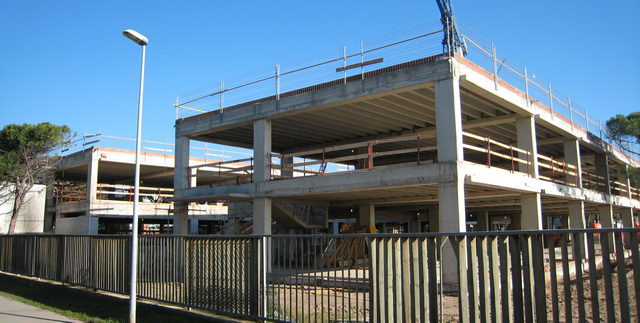 La estructura de la futura escuela p&uacute;blica de Gav&agrave; Mar est&aacute; totalmente levantada (25 de Diciembre de 2007)