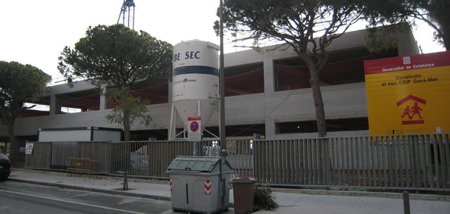 La fachada de la futura escuela p&uacute;blica (CEIP) de Gav&agrave; Mar va tomando forma (2 de Febrero de 2008)