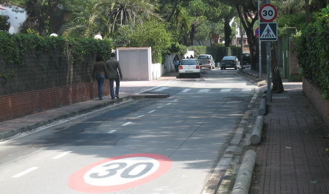 Se�al de tr�fico que avisa de la proximidad de la 'Escola Gav&agrave; Mar' en la calle Calafell circulando en direcci�n Barcelona (4 de Abril de 2009)