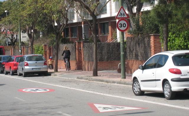 Se�al de tr�fico que avisa de la proximidad de la 'Escola Gav&agrave; Mar' en la calle dels Tellinaires circulando en direcci�n Castelldefels y que limita la velocidad m�xima a 30km/h (4 de Abril de 2009)