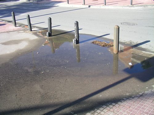 Inundaci&oacute; habitual al carrer Palam&oacute;s (creuament amb carrer Tellinaires)