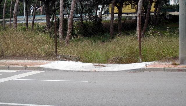 Millora realitzada per l'Ajuntament de Gav� a la vorera muntanya de l'avinguda d'Europa de Gav� Mar per minimitzar les inundacions (8 de Juny de 2009)