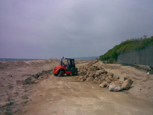 Obres de construcci&oacute; del nou tram del passeig mar&iacute;tim de Gav&agrave; Mar aturades (imatge del 15 de mar&ccedil; de 2008)