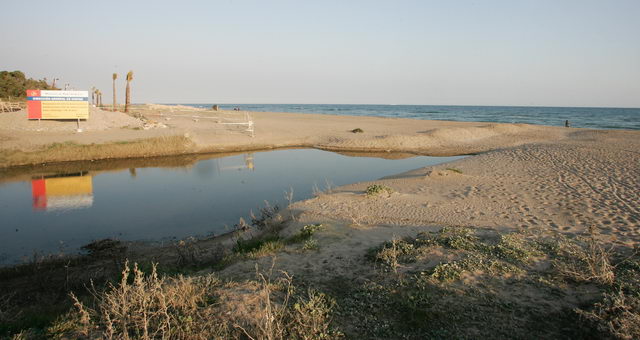 Imatge de les obres aturades del passeig mar�tim de Gav� Mar (20 de mar� de 2009) publicada a la web de not�cies: Llobregat Media