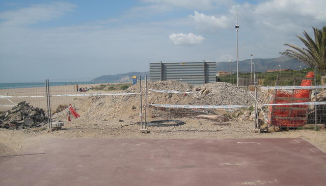 Restes de les obres aturades del passeig mar�tim de Gav� Mar acumulades i encerclades per tanques (21 de mar� de 2009)