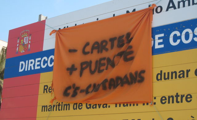 Pancarta de C's de Gav� reclamant la construcci� del pont sobre la Riera dels Canyars del passeig mar&iacute;tim de Gav&agrave; Mar (6 d'Abril de 2009)
