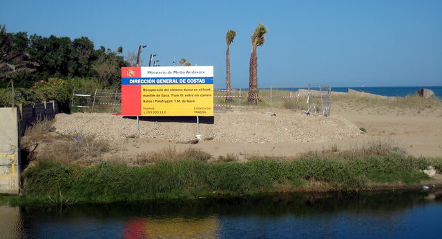 Restes de les obres aturades del passeig mar�tim de Gav� Mar al costat de la Riera dels Canyars acumulades i encerclades despr�s d'una actuaci� de l'Ajuntament de Gav� (17 de Juny de 2009)