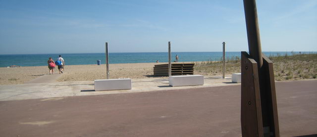 Dutxes del nou tram del passeig mar�tim de Gav� Mar posades en servei despr�s d'una actuaci� de l'Ajuntament de Gav� (17 de Juny de 2009)