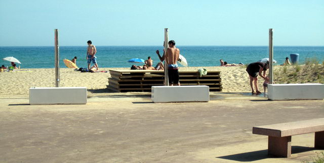 Dutxes del nou tram del passeig mar�tim de Gav� Mar posades en servei despr�s d'una actuaci� de l'Ajuntament de Gav� (17 de Juny de 2009)