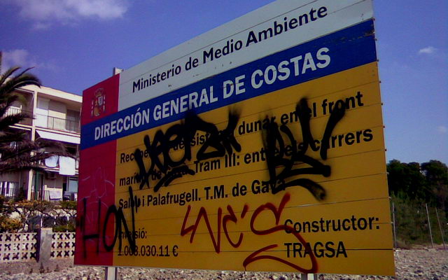 Cartell de les obres de construcci� del nou tram de passeig mar�tim a Gav� Mar en estat lamentable (10 d'Octubre de 2009)