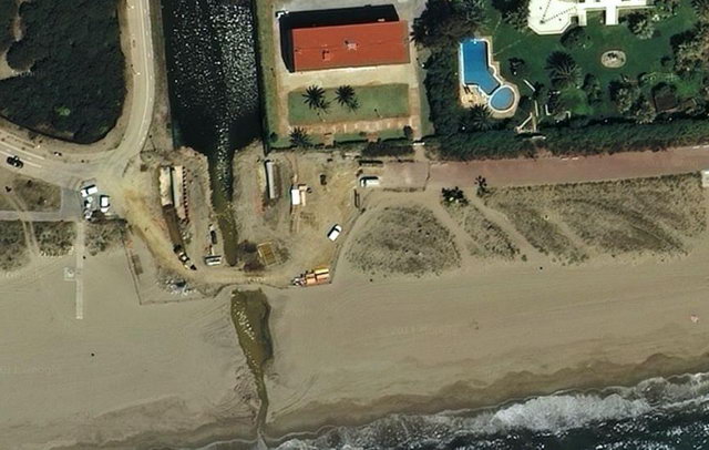 Imatge de sat�l�lit de les obres de construcci� del pont del passeig mar�tim a Gav� Mar sobre la Riera dels Canyars (Mar� de 2010)