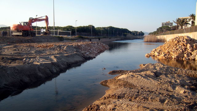 Obres de construcci� del pont del passeig mar�tim a Gav� Mar sobre la Riera dels Canyars (14 de Mar� de 2010)