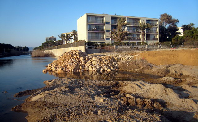 Obres de construcci� del pont del passeig mar�tim a Gav� Mar sobre la Riera dels Canyars (14 de Mar� de 2010)