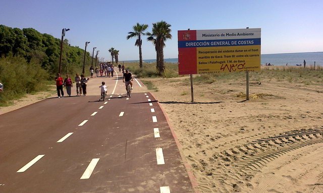 Carril bici pintat en el nou pont del passeig mar�tim de Gav� Mar sobre la Riera dels Canyars (19 de Setembre de 2010)