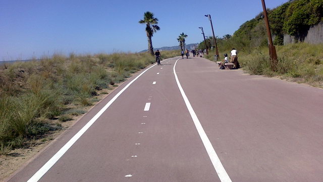 Carril bici pintat en el nou tram del passeig mar�tim de Gav� Mar entre Central Mar i la Riera dels Canyars (19 de Setembre de 2010)