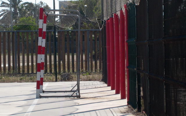 Tanques retirades per l'Ajuntament de Gav� del darrere d'una porteria (costat muntanya) de la pista esportiva del Centre C&iacute;vic de Gav&agrave; Mar (1 de Juny de 2009)