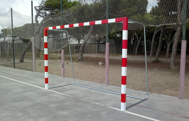 Nueva porter�a instalada en la pista deportiva del Centro C�vico de Gav� Mar (28 de Agosto de 2012)