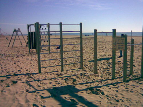 Elements esportius per a la pr&agrave;ctica individual instal&middot;lats a la platja de Gav&agrave; Mar a l'al�ada de la Taverna del Mar (Gener de 2008)