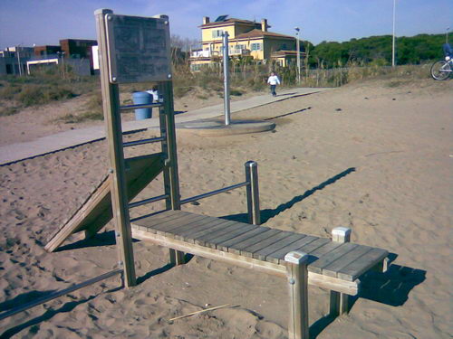 Elements esportius per a la pr&agrave;ctica individual instal&middot;lats a la platja de Gav&agrave; Mar a l'al�ada de la Taverna del Mar (Gener de 2008)