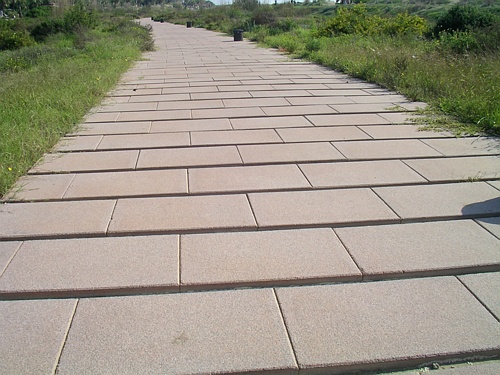 Espai buit entre rajoles que fa molt inc�mode caminar al passeig mar�tim de Gav� Mar
