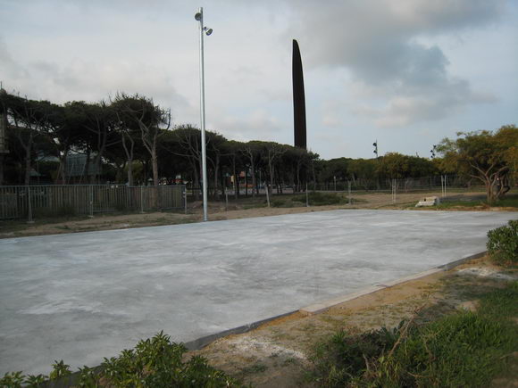 La base de la pista d'SKATE de Gav&agrave; Mar ja est&agrave; fet i els fanals instal&middot;lats (Abril de 2007)