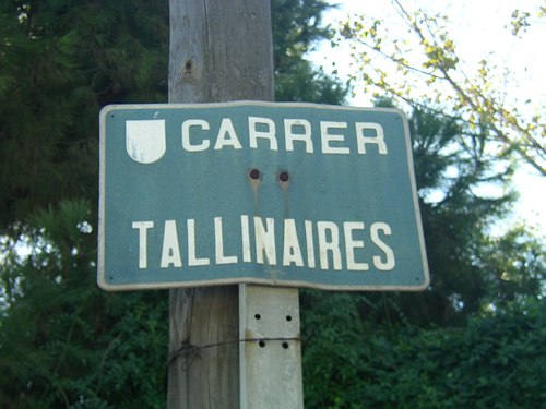 Placa que todavía contiene el nombre antiguo de la calle (Tallinaires) en lugar de (Tellinaires) en Gavà Mar