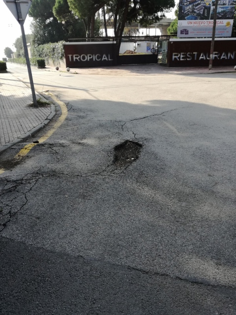 Forat en l'asfalt del carrer d'Arenys de Gavà Mar (20 de Febrer de 2018)