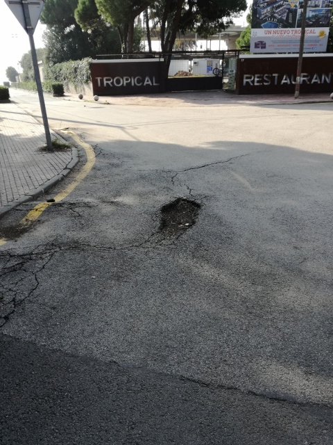 Forat en l'asfalt del carrer d'Arenys de Gav&agrave; Mar (20 de Febrer de 2018)